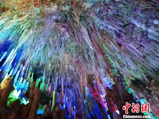 图为贵州省潜龙洞洞穴美景。松桃县旅游局供图 图为贵州省潜龙洞洞穴美景。松桃县旅游局供图