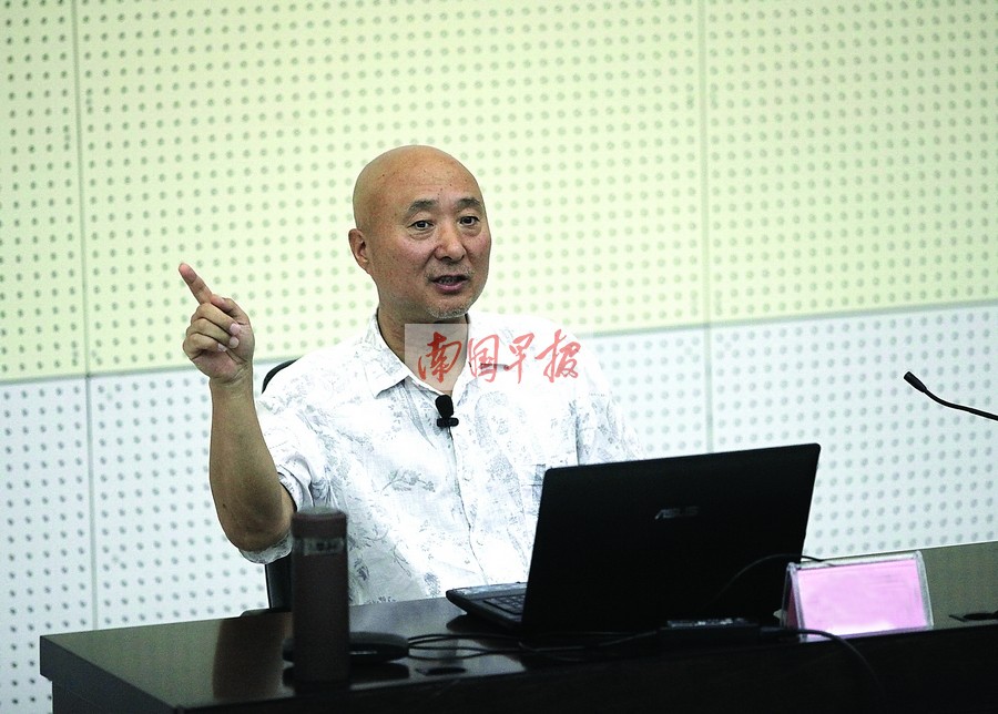 陈佩斯变身严肃教授西大讲课 慨叹好演员成本太高