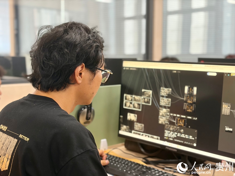 2.员工制作AI短剧。人民网记者 李丽萍摄