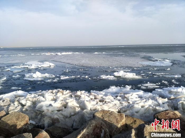 气温偏高致中国最大内陆咸水湖完全解冻