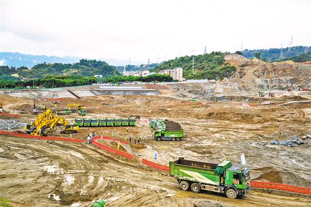 6月8日拍摄的三峡水运新通道工程先行开挖区施工现场。新华社记者 伍志尊 摄