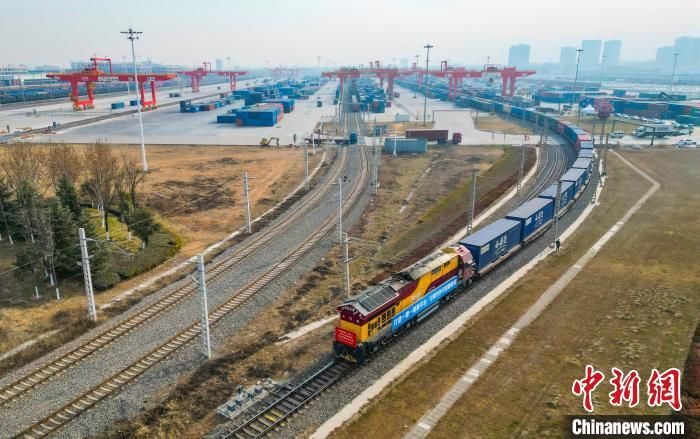 全国首列全程时刻表绿色跨境电商专列发车。西安浐灞国际港供图