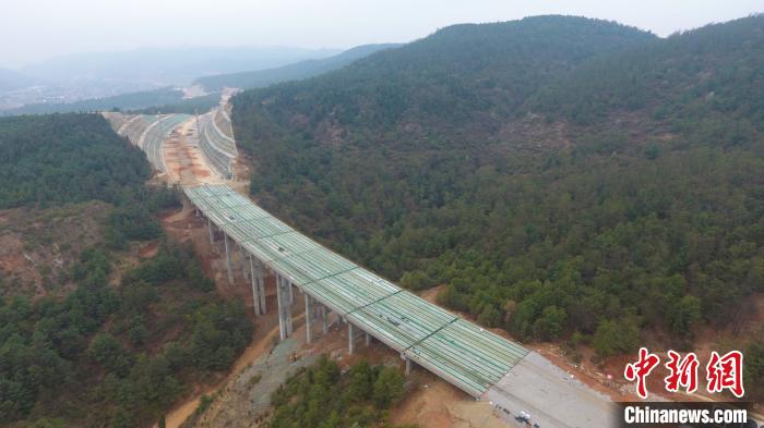 “一带一路”建设重点工程昆楚高速进入冲刺阶段
