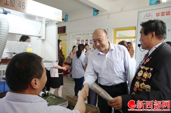 郜广尉与华亚车间主任金增强(肢残)握手_副本.jpg