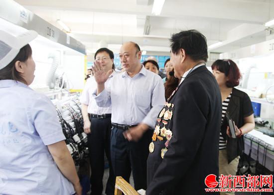 郜广尉等领导与残疾员工交流_副本.jpg