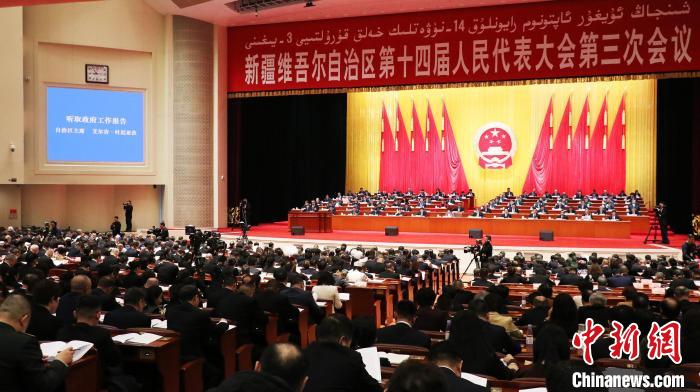 1月19日，新疆维吾尔自治区第十四届人民代表大会第三次会议在新疆人民会堂开幕。王小军 摄