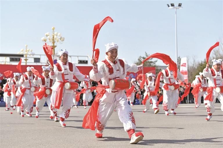 安塞腰鼓在“延安过大年”活动现场激情上演(资料照片)。 赵合欢 摄