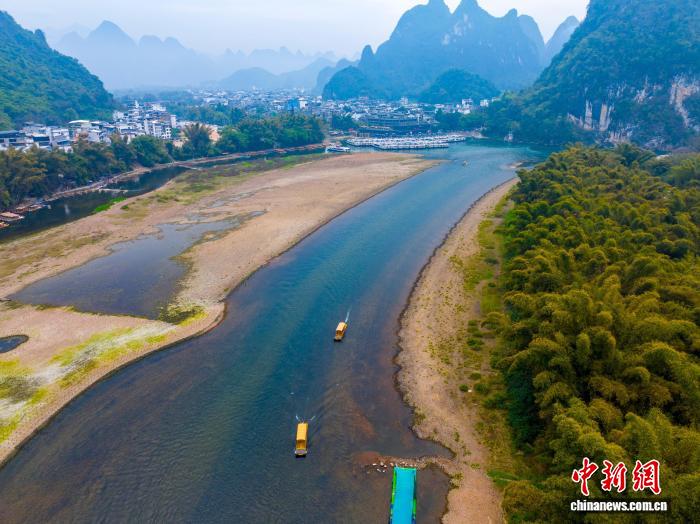民众乘竹筏畅游漓江（资料图）。何华文 摄