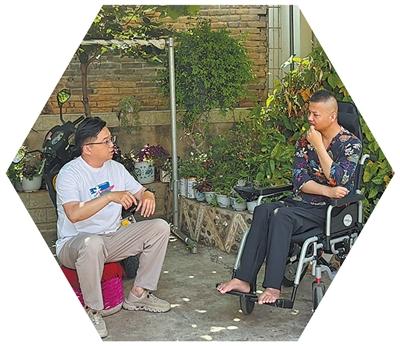 高璐（左）走访村民。刘庆月摄