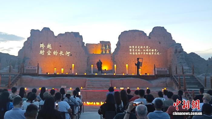 6月13日晚，游客在新疆吐鲁番市交河故城内欣赏《交河之夜》原声实景音乐会。　苟继鹏 摄