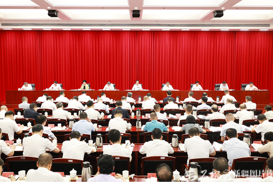 7月19日，新疆召开经济运行调度分析会。自治区党委书记、兵团党委第一书记、第一政委陈小江出席会议并讲话。天山网-新疆日报记者 崔志坚摄e