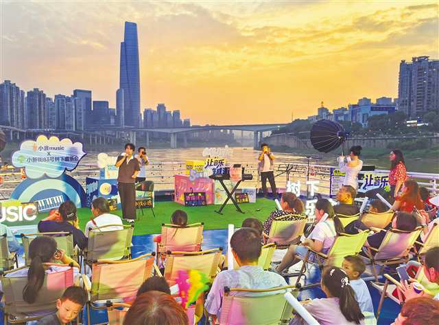嘉陵小渡“让音乐流成河”主题游船音乐派对在落日余晖中开启。（资料图片）记者 罗斌 摄\视觉重庆