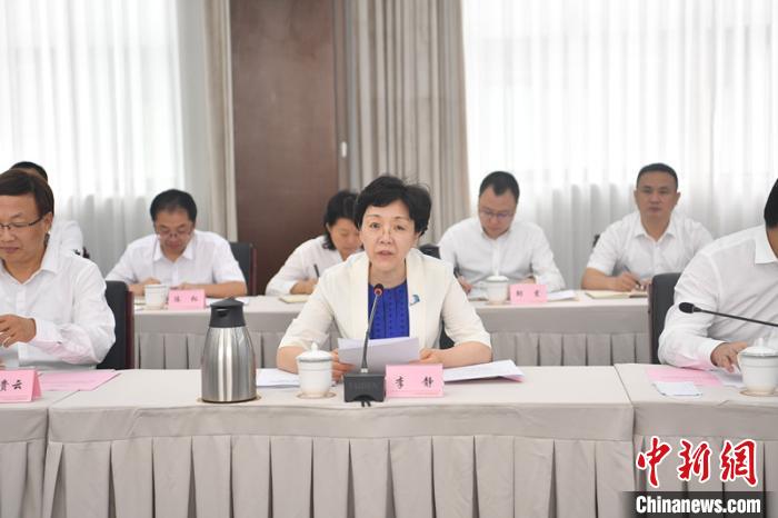 中共重庆市委常委、统战部部长李静发表讲话。　张浪 摄