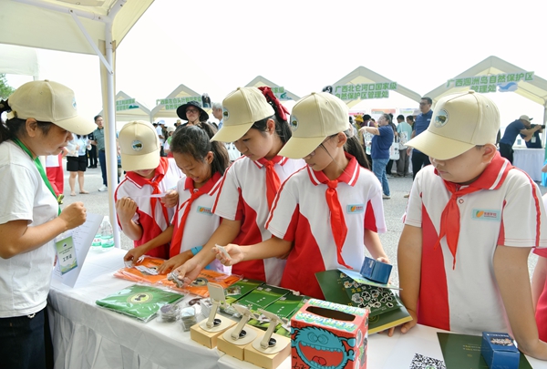 学生们参观野生动植物科普趣味集市。李腾辉摄