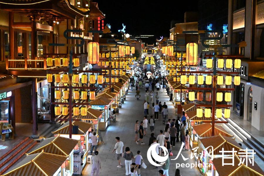 夏日的沙洲夜市，霓虹璀璨。人民网 席娟娟摄