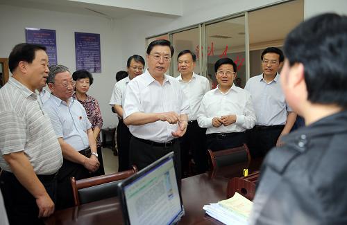 这是9月10日,张德江来到毕节七星关区人大机关,了解人大基层工作开展情况。