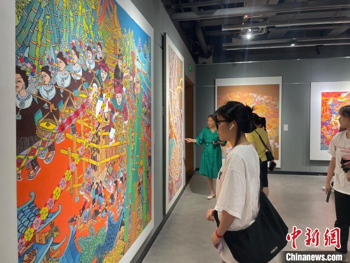 9月12日，“广西农民画创作精品巡展”在广西柳州市进行展出。　林馨 摄