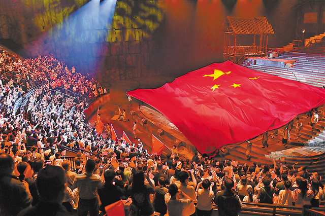 10月3日,沙坪坝区重庆1949大剧院,观众正在观看以红岩文化为创作背景的大型红色历史舞台剧《重庆·1949》。国庆假期,在红岩精神发源地的重庆,很多游客和市民通过观看该剧来铭记历史、汲取力量。特约摄影 孙凯芳/视觉重庆