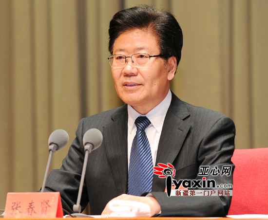 图为12月25日，自治区党委经济工作会议在乌鲁木齐举行。中共中央政治局委员、自治区党委书记张春贤在会上发表重要讲话。亚心网记者李雄心摄