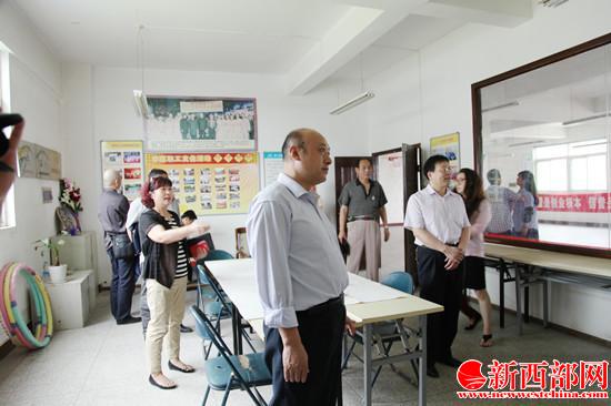郜广尉一行参观华亚�?�?��四室”_副本.jpg