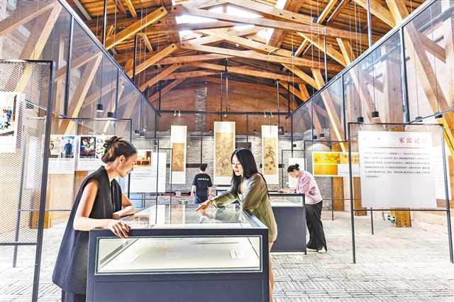 六月十日，在重庆市南岸区，游客在重庆故宫文物南迁纪念馆展厅内参观。 新华社发
