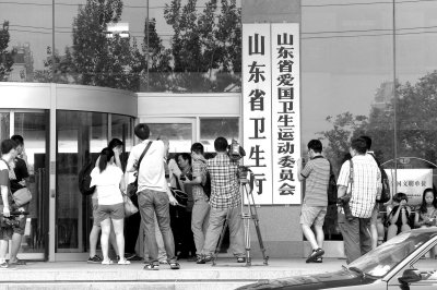 山东男子因尘肺病鉴定生纠纷 卫生厅内劫持人质