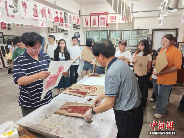 图为台青在新疆伊犁师范大学体验非遗木刻版画创作。袁鹏冲 摄