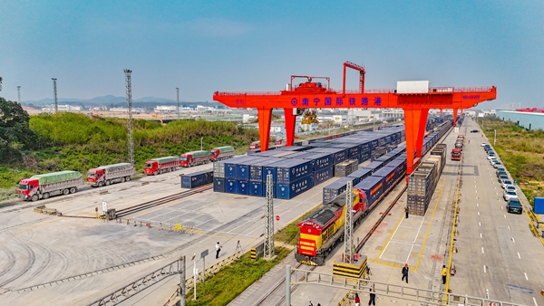 首趟南宁至粤港澳大湾区铁路货运班列从南宁国际铁路港发车。封荣权摄
