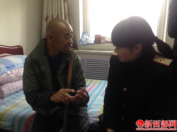 听�?人讲述沧桑过去感念幸福今�?jpg