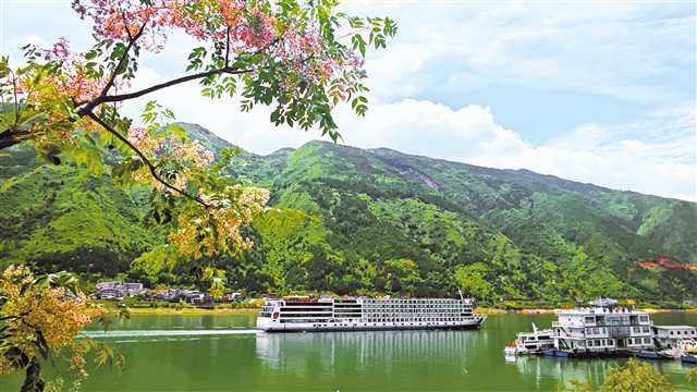 4月22日，一艘游轮航行在长江巫峡水域。到目前，长江干流重庆段水质已连续9年保持Ⅱ类，74个国控断面水质优良比例连续3年达到100%。特约摄影 王忠虎/视觉重庆
