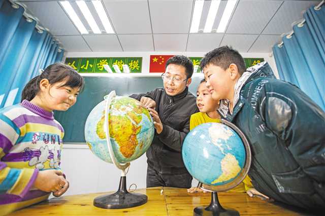 1月11日,巫山县竹贤乡下庄村小,教师彭淦正在给学生上课。