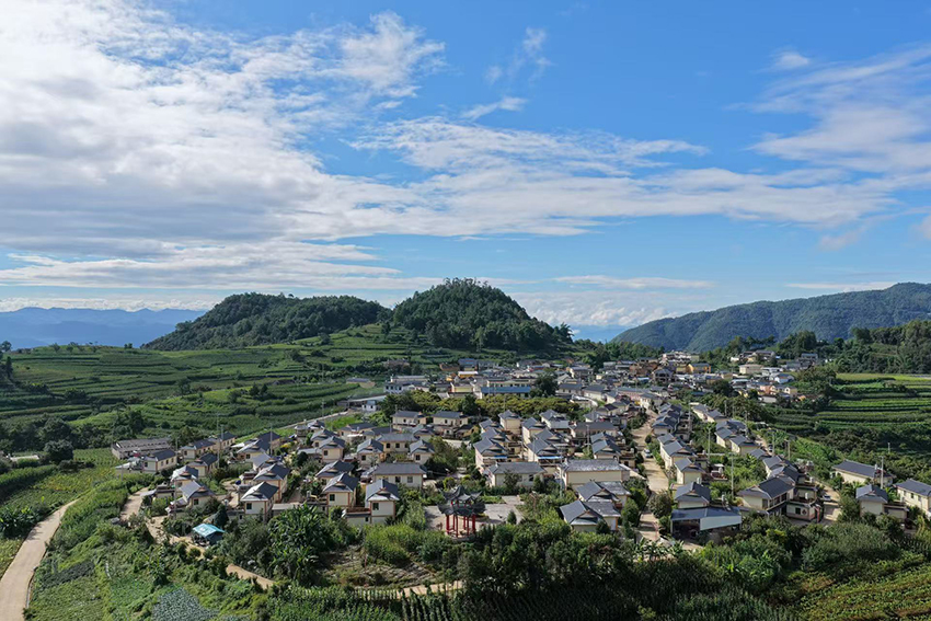 青山环抱中的尖山村。施甸县委宣传部供图