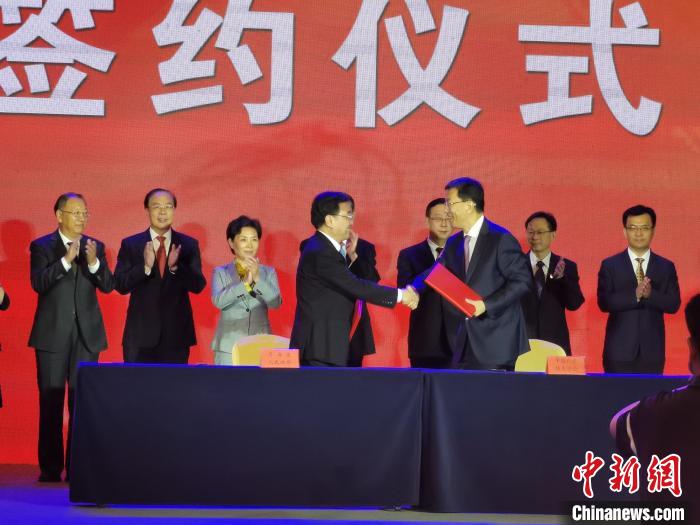 图为青海省人民政府与中国科协签署《青海省人民政府中国科学技术协会全面战略合作协议》。　祁增蓓 摄