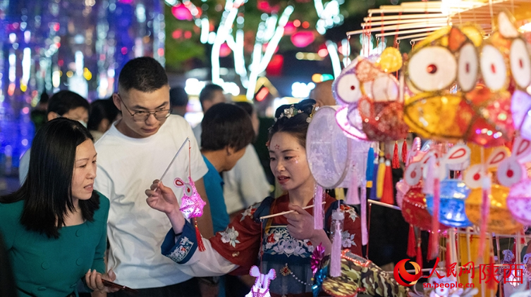 西安夜经济。人民网记者 翁奇羽摄