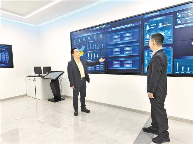 农行重庆两江分行工作人员走访撼地数智。记者 黄光红 摄/视觉重庆