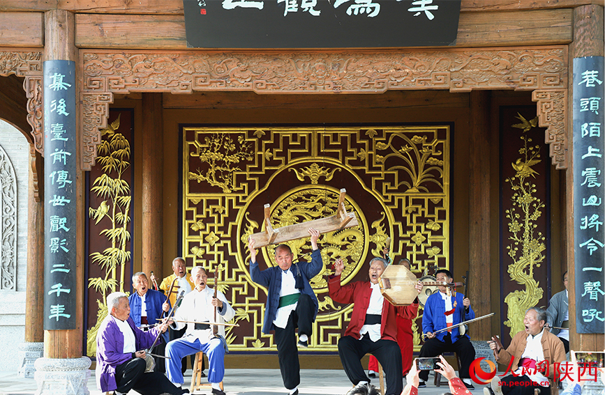 华阴老腔表演现场。人民网记者 孙挺摄