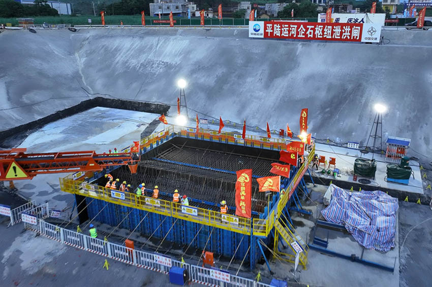 平陆运河企石枢纽泄水闸首仓混凝土浇筑现场。平陆运河集团供图 平陆运河企石枢纽泄水闸首仓混凝土浇筑现场。平陆运河集团供图