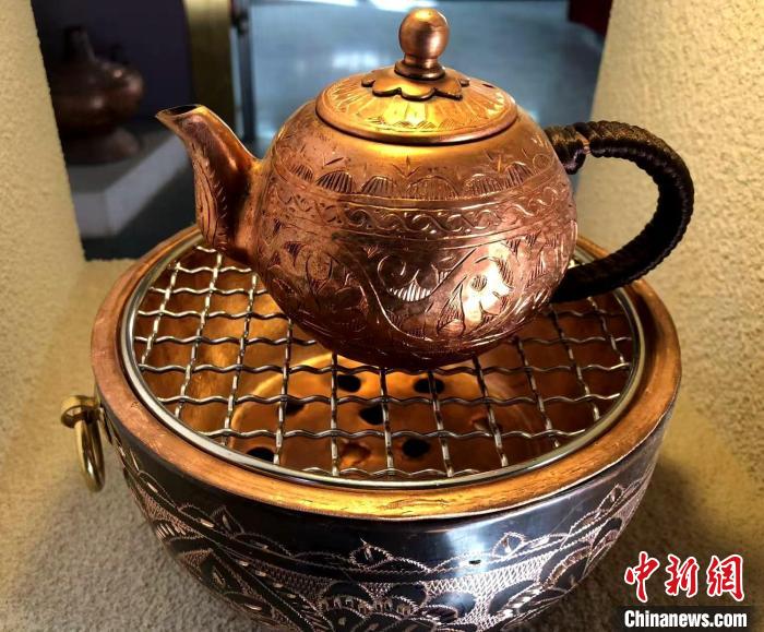 铜艺制作的情侣款圆形烧烤小炉。陶拴科 摄