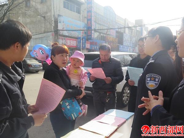 民警向群众分发传单宣传居住证知识.jpg