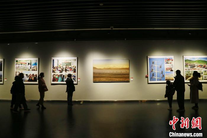 图为观众参观“跨越昆仑”——青海省脱贫攻坚主题艺术展。　马铭言 摄