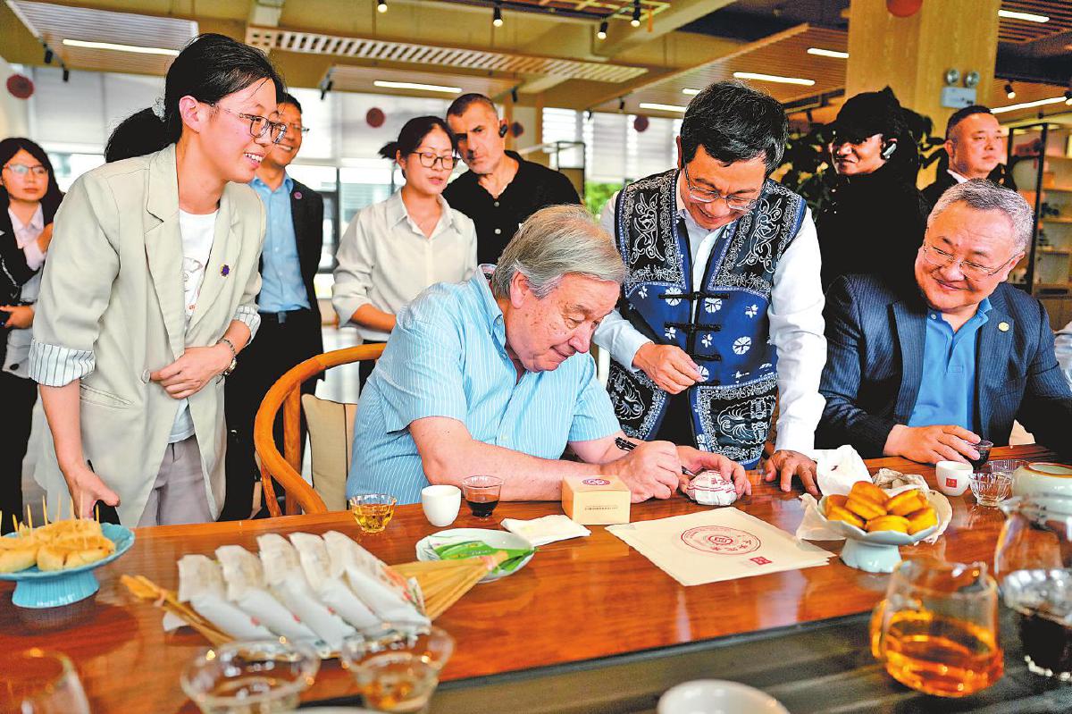 7月18日至20日，古特雷斯一行赴大理州、昆明市参访。图为古特雷斯在大理市下关沱茶集团体验沱茶制作。陈欣波摄