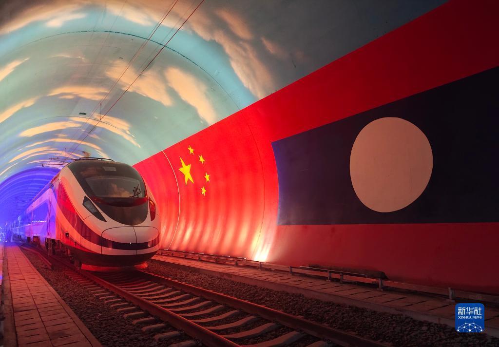 2021年12月3日，中老铁路正式开通运营。这是“澜沧号”动车组通过中老友谊隧道内的两国边界（2021年10月15日摄）。新华社发（曹安宁 摄）