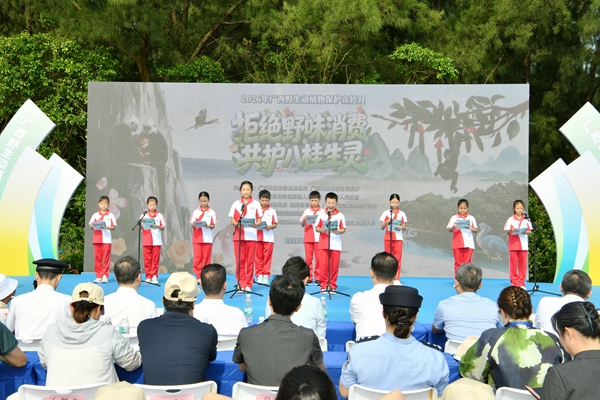 学生宣读野生动植物保护倡议书。李腾辉摄