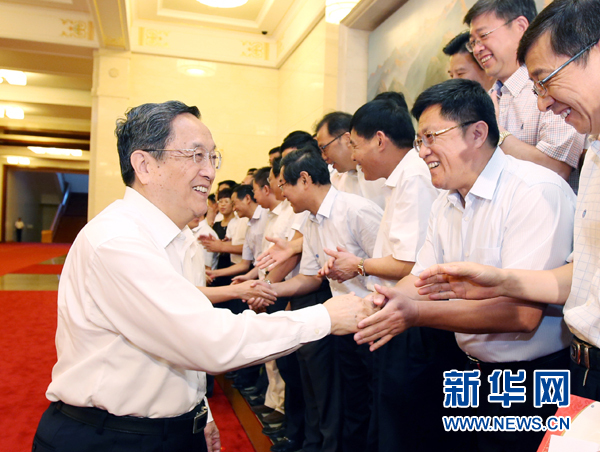 会前,俞正声、张高丽接见援藏干部代表,向参加对口支援西藏工作的各地区各部门各单位和广大援藏干部表示诚挚问候。新华社记者 姚大伟 摄 会前,俞正声、张高丽接见援藏干部代表,向参加对口支援西藏工作的各地区各部门各单位和广大援藏干部表示诚挚问候。新华社记者 姚大伟 摄