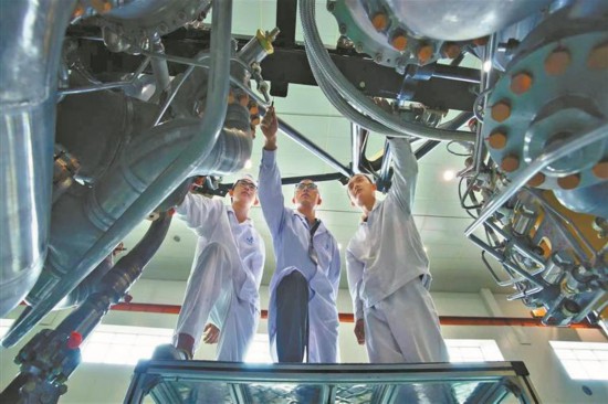 中国航天科技集团第六研究院液体火箭发动机合练组装工程技术人员商讨方案（资料照片）。 受访单位供图