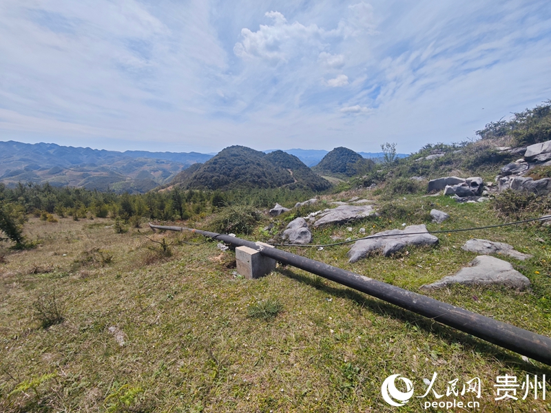 图1 在赫章县妈姑镇磨盘山，输水管沿陡峭山壁蜿蜒爬升。人民网 龙章榆 摄.jpg