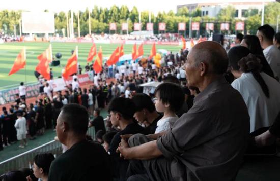 观众观看“村超”比赛。图片来源：CNN报道截图