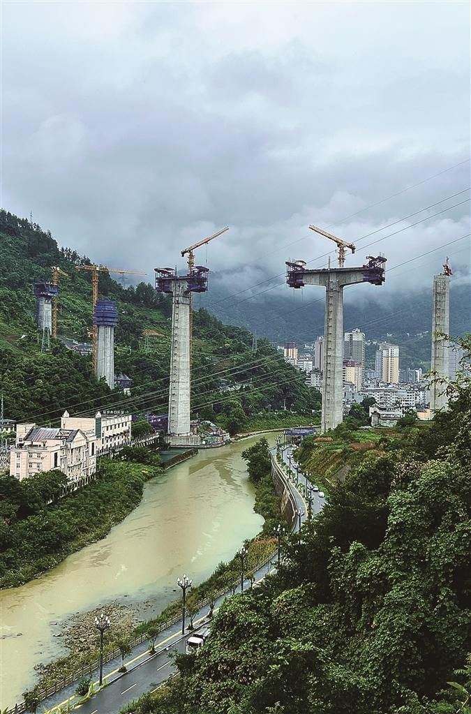西渝高铁岚河特大桥隶属西渝高铁康渝段3标段，坐落于安康市岚皋县城关镇，由中铁十四局集团承建、西成客专陕西公司建设，是西渝高铁陕西段重难点控制性工程、陕西境内最高桥梁工程。图为8月2日拍摄的大桥建设现场。 杨光 摄