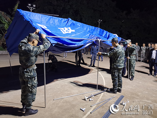 武警官兵正在搭建帐篷