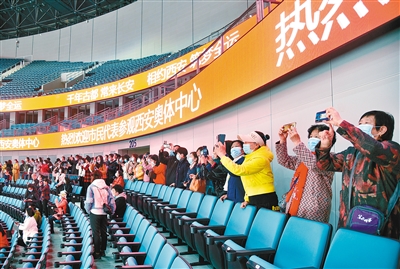 3月22日，市民代表参观西安奥体中心。（资料图片 首席记者 王健 实习生 李纬坤 摄）